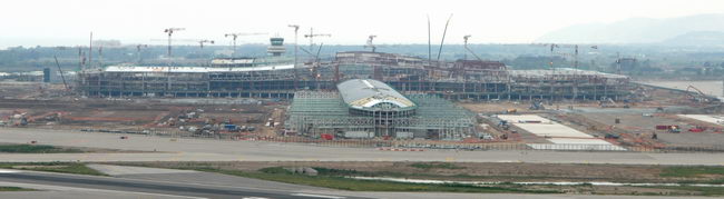 Panorámica de la nueva terminal sur del aeropuerto del Prat (Abril de 2007)